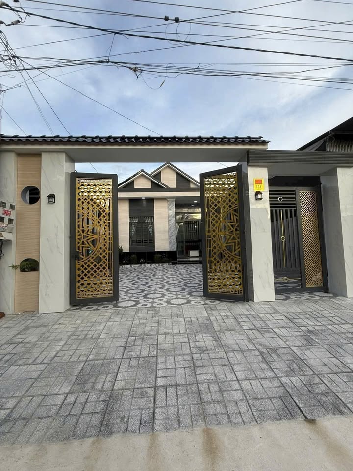 Nhà mái thái Hòa Thành 224m² giá 2.15 tỷ - Vị trí đẹp, sẵn sàng vào ở!