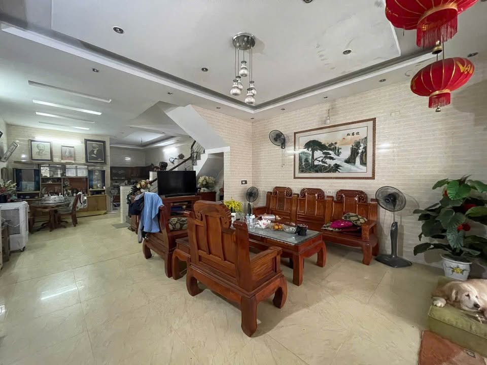 Nhà 3,5 tầng Vinh 111m² giá 10 tỷ - Vị trí kinh doanh đắc địa!