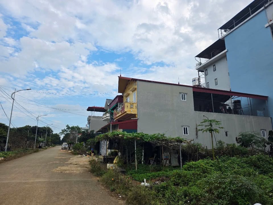 Đất nền Mộc Châu 100m² giá 2 tỷ - Vị trí đẹp, dân cư đông đúc!