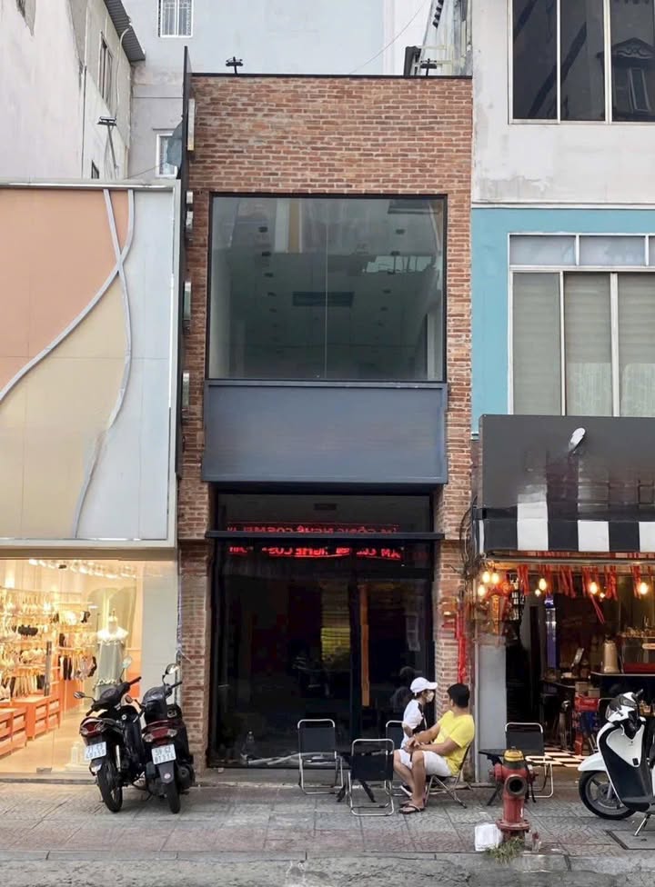 Nhà cho thuê mặt tiền đường Nguyễn Trãi, Quận 1 - Kinh doanh đa ngành nghề!
