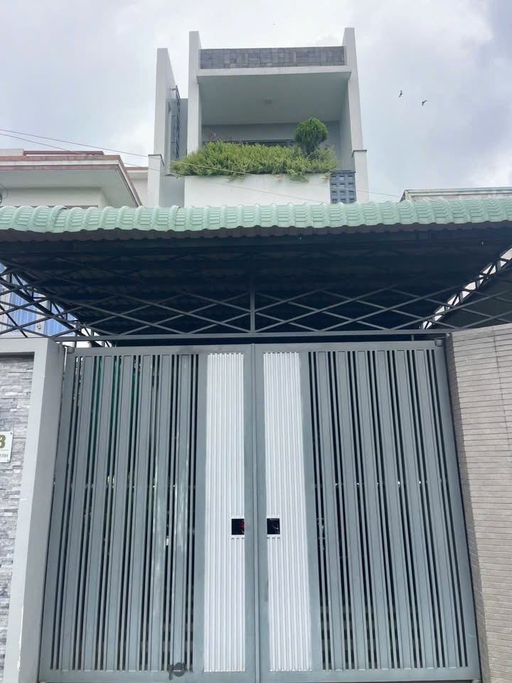 Nhà phố 1 trệt 2 lầu mặt tiền Nguyễn Chí Thanh 125m² giá 6 tỷ - Cơ hội sở hữu nhà đẹp!