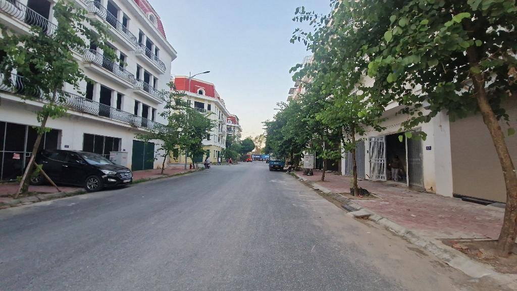 Nhà liền kề Văn Phú Hà Đông 62m² giá 18 tỷ - Sổ đỏ chính chủ, thang máy hiện đại!