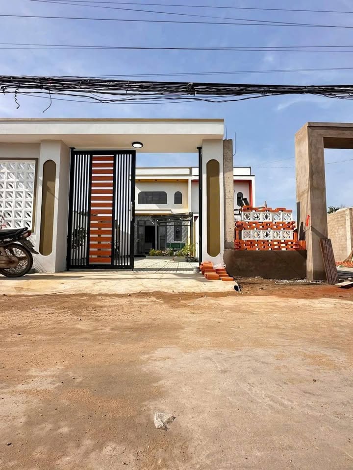 Nhà sân vườn đẹp tại Mỹ Hạnh Nam, 155m² giá chỉ 2.28 tỷ - Sổ hồng chính chủ!