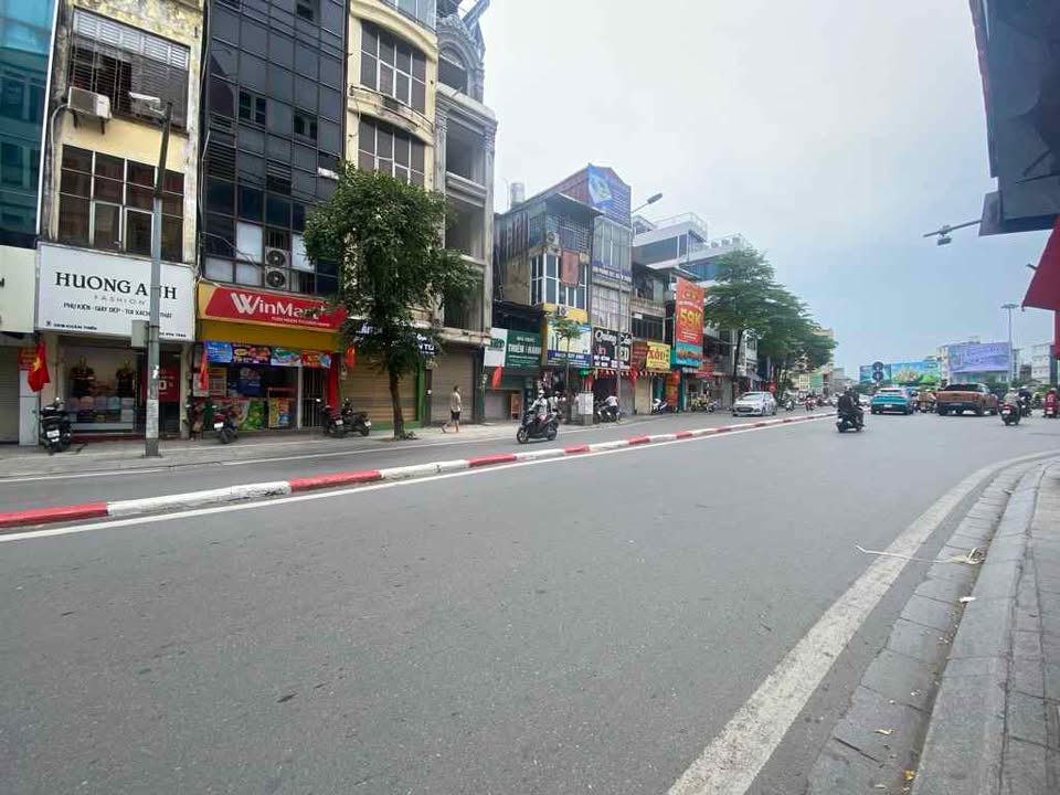 Nhà 5 tầng mặt phố Khâm Thiên 61m² giá 30 tỷ - Gần Ô Chợ Dừa, thang máy hiện đại!