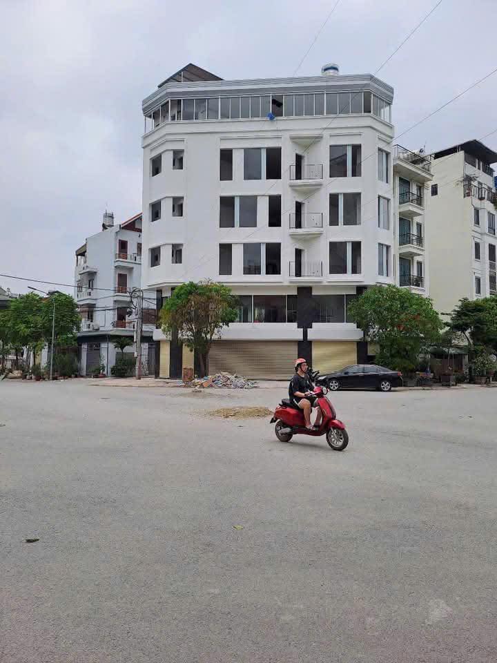 Cho thuê tòa nhà 5 tầng tại Ngọc Thụy - Vỉa hè rộng 5m, Thang máy