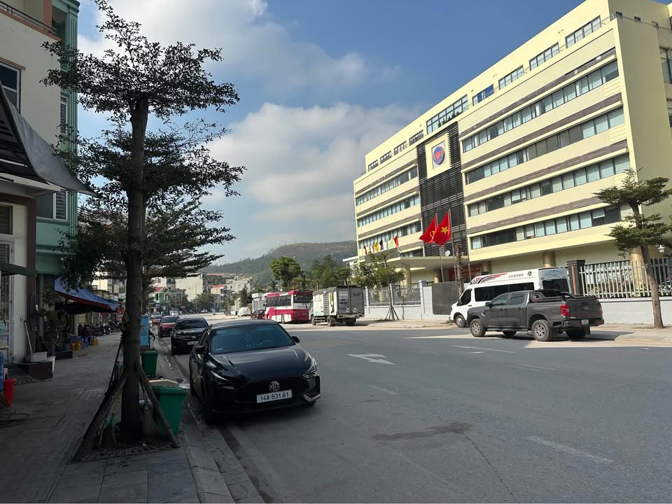 Nhà 3 tầng mặt đường Cái Lân Hạ Long 90m² giá 7 tỷ - Kinh doanh sầm uất!