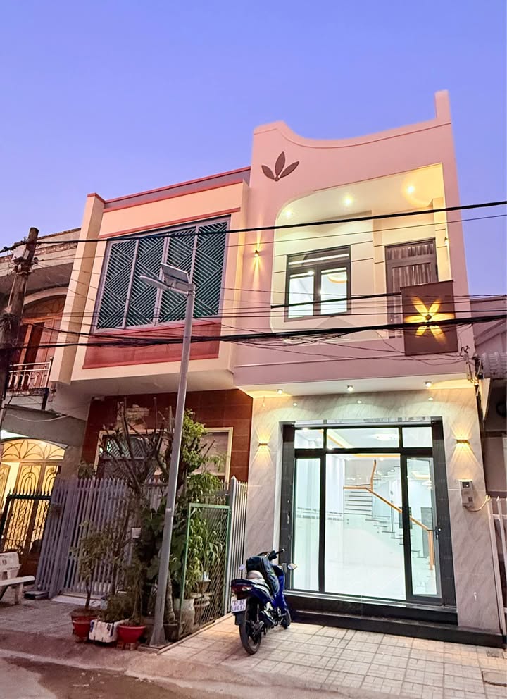 Nhà 2 tầng Đặng Thai Mai 112m² giá 2 tỷ - Dọn vào ở ngay!