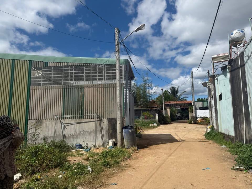 Nhà riêng Hẻm 441 Lý Thái Tổ, Pleiku 112m² giá 600 triệu - Khu dân cư sầm uất!