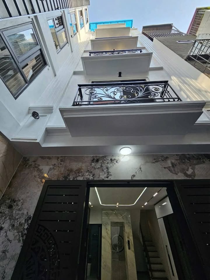 Nhà 7 tầng Khúc Thừa Dụ, Cầu Giấy, 42m² giá 13.5 tỷ - An ninh tốt, vào ở ngay!