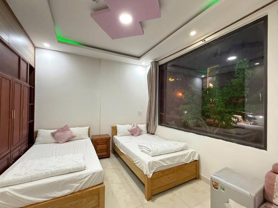 Cho thuê khách sạn mini 5 tầng mặt tiền Hồ Nghinh 100m² - Vị trí đắc địa cách biển chỉ 80m!