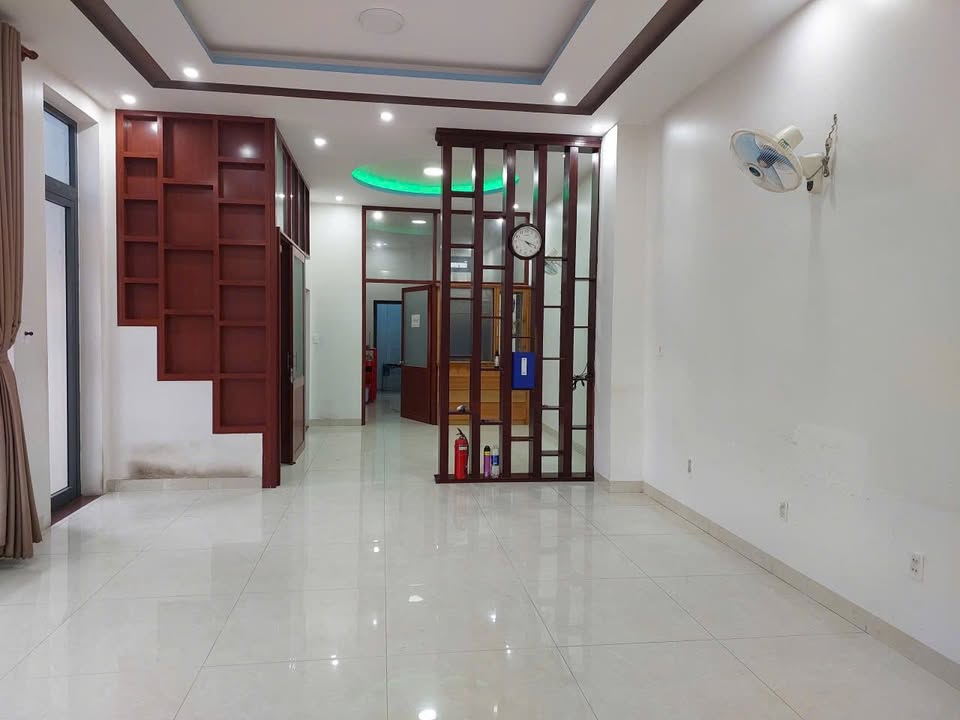Nhà đẹp 1 trệt 2 lầu đường Đoàn Chuẩn, TP Bà Rịa 199.45m² giá 9.6 tỷ - Sẵn sàng vào ở ngay!