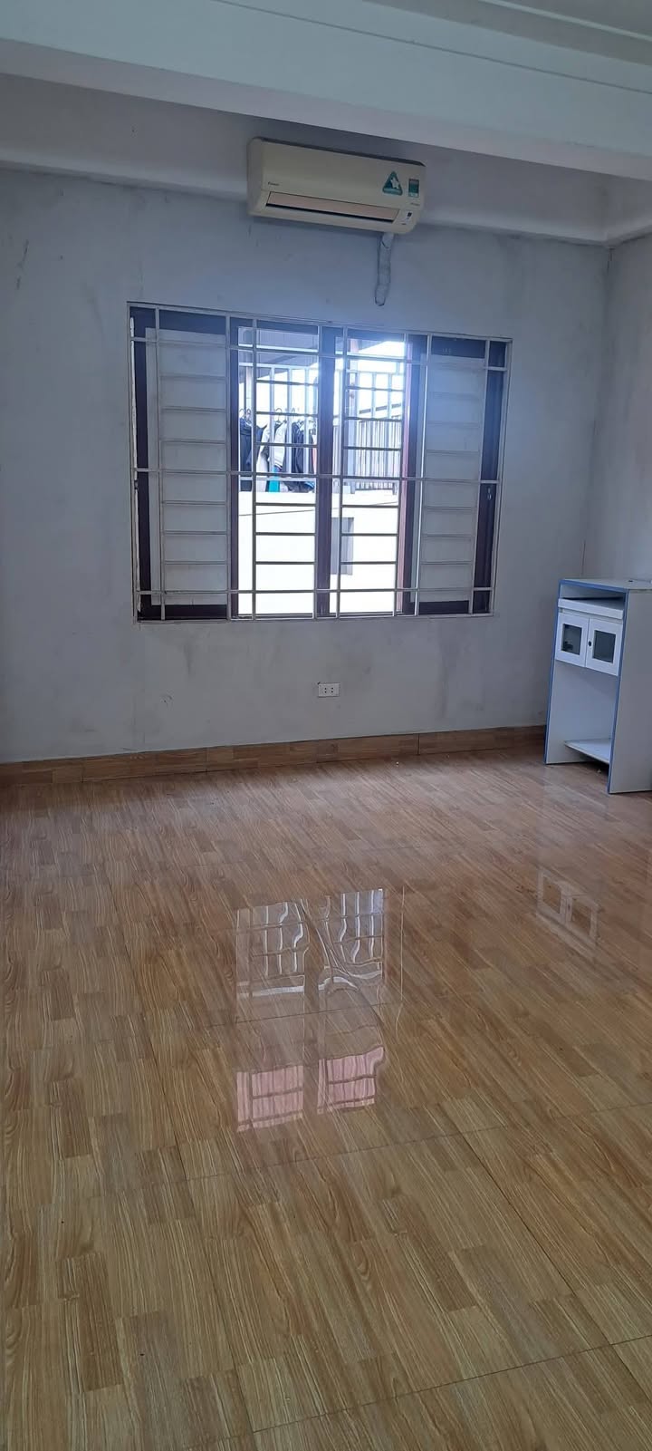 Cho thuê phòng trọ ngõ 185 Chùa Láng 90m² giá 8 triệu - Phù hợp cho nhóm hoặc văn phòng!