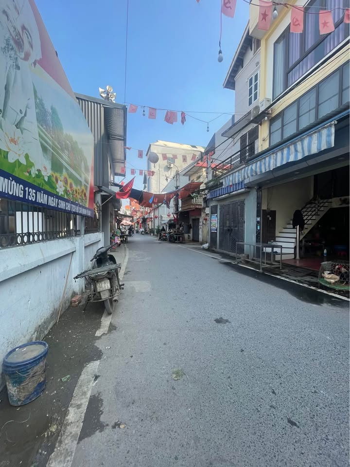 Nhà 2 tầng mặt đường Song Phương, Hoài Đức 30m² giá 2 tỷ - Kinh doanh lý tưởng!