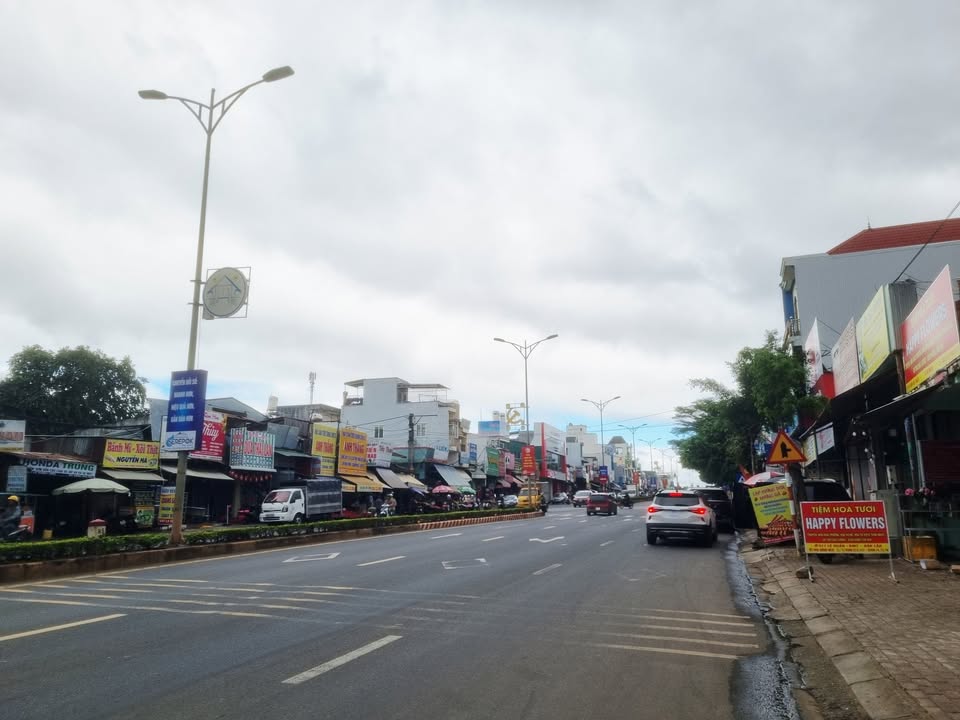 Bán đất tặng nhà cấp 4 mặt tiền đường Lê Duẩn, Buôn Hồ, Đắk Lắk - Giá 8.5 tỷ - Kinh doanh tốt!