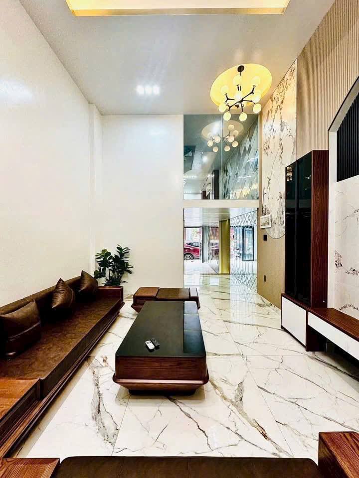 Nhà 5 tầng mặt đường Ngô Gia Tự 65m² giá 7.2 tỷ - Kinh doanh sầm uất!