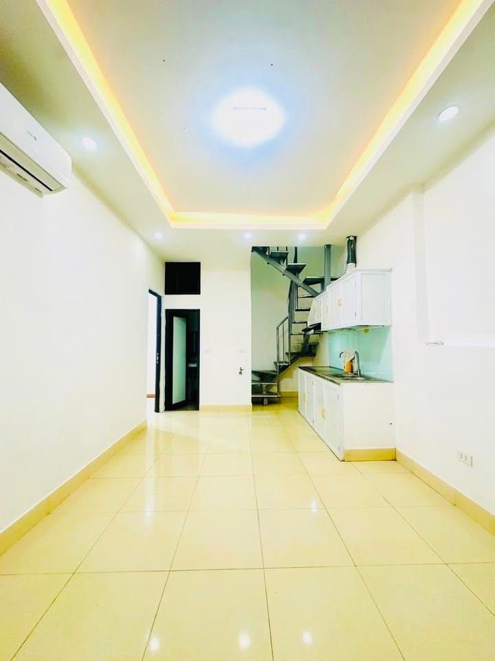 Nhà đẹp Sài Đồng 35m² giá 3 tỷ - Sổ đỏ chính chủ, sang tên ngay!
