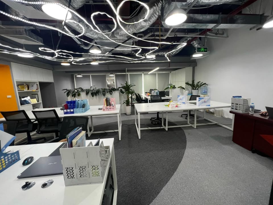 Văn phòng cho thuê tại Center Point 219 Trung Kính 208m² - Full nội thất, an ninh 24/7!