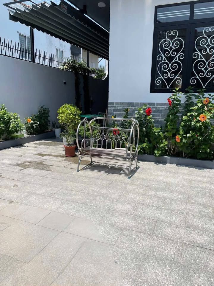 Nhà mới sân vườn hẻm ô tô Hương Lộ Ngọc Hiệp 208.2m² giá 5.5 tỷ - Thiết kế hiện đại, thoáng mát!