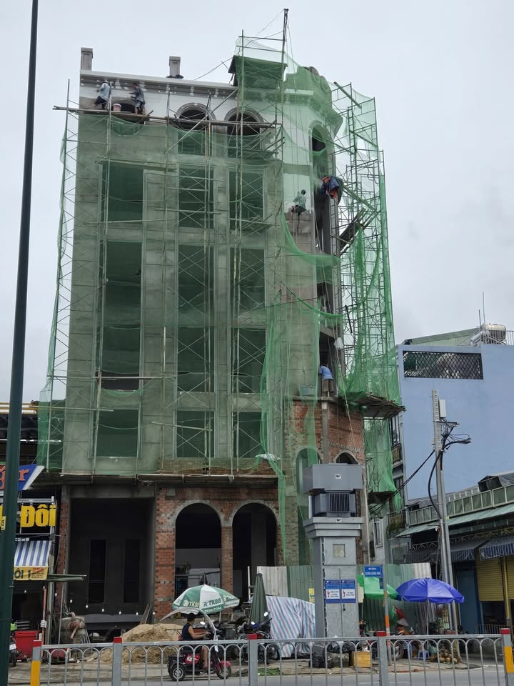 Tòa nhà mặt tiền Dương Quảng Hàm 240m² giá 260 triệu - Cho thuê ngay!