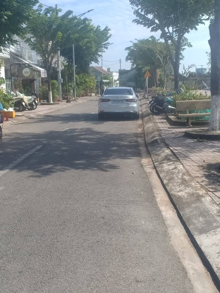 Nhà góc 2 tầng mặt tiền Nguyễn Trường Tộ, 64m² giá 2.4 tỷ - An ninh và sang trọng!