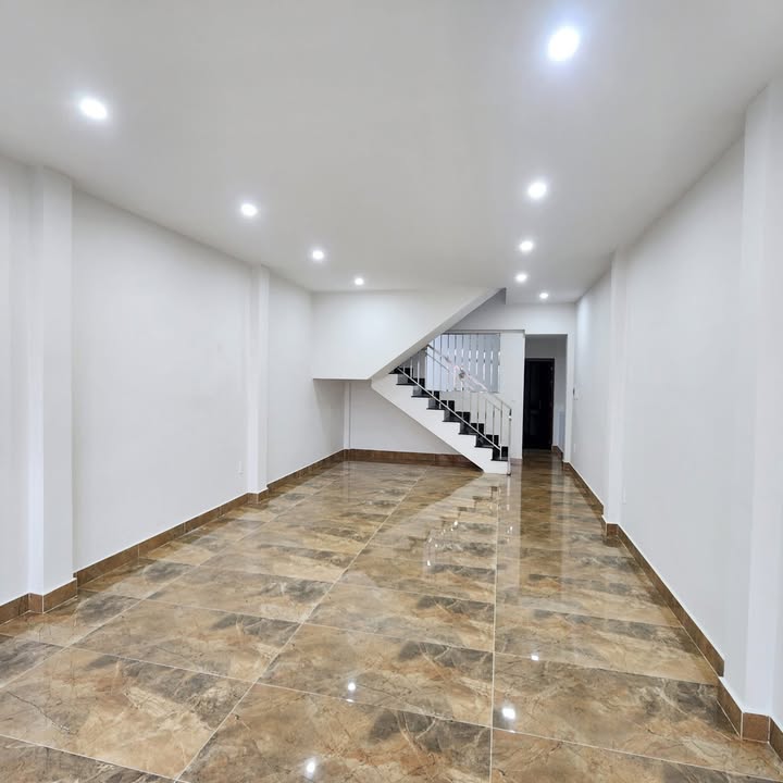 Nhà mặt tiền Hùng Vương, Hải Châu 75m² giá 30 triệu - Kinh doanh sầm uất!