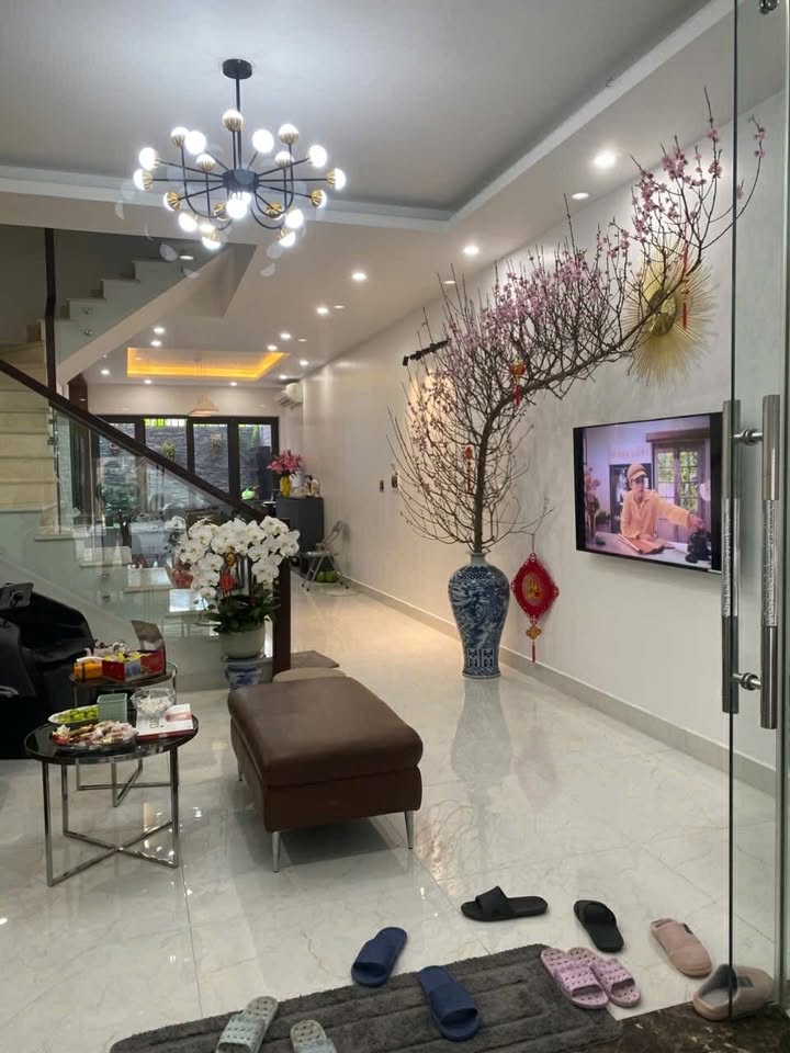 Nhà 4 tầng Mặt đường Hoàng Ngọc Phách - 105m² giá 11.5 tỷ - Vị trí đắc địa!