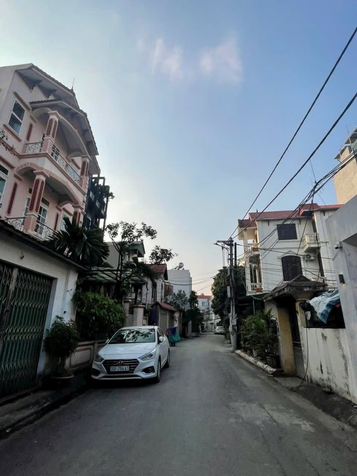 Đất nền Thạch Bàn 53m² giá 7 tỷ - Gần trường học, vị trí đẹp!