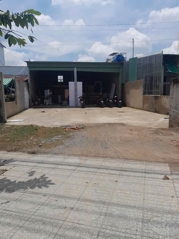 Nhà xưởng đường xe công xã Tân Hiệp 272.6m² giá 9.8 tỷ - Sẵn sàng hoạt động!