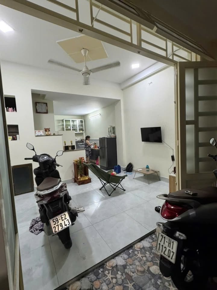 Nhà riêng Phạm Văn Bạch, Tân Bình 33m² giá 3.7 tỷ - Vị trí đắc địa, tiện ích đầy đủ!