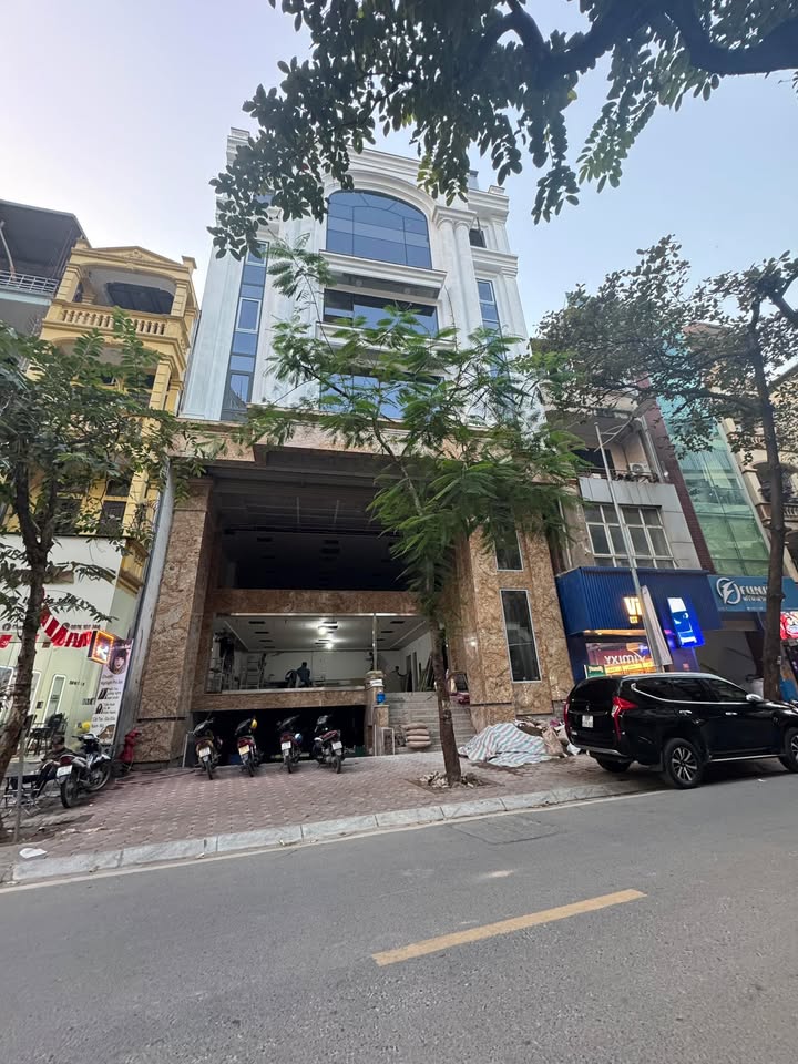 Cho thuê tòa nhà mặt phố Thanh Xuân 200m² - Thiết kế hiện đại, vào sử dụng ngay!