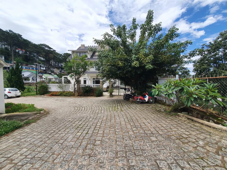 Nhà bán tại Đà Lạt 472m² giá 21 tỷ - Khu villa sang trọng, an ninh!