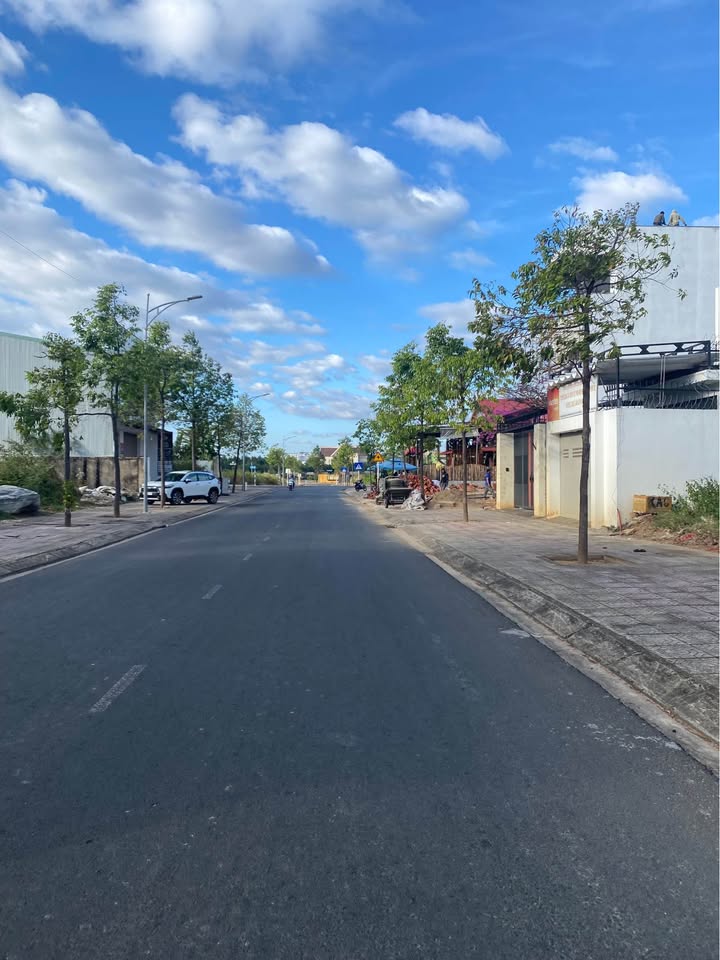 FrontHouse mặt tiền Đào Đình Luyện, Kon Tum - Diện tích 235m², giá 3 tỷ - Đầu tư sinh lời ngay!