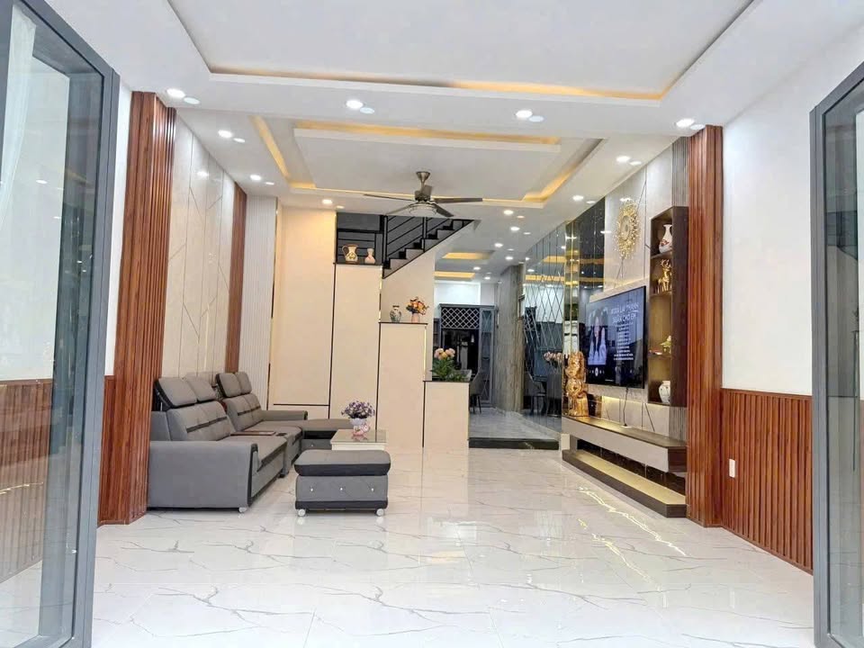 Nhà 2 Mặt Hẻm Đường Phú Thuận Quận 7 70m² giá 7.68 tỷ - Thiết kế hiện đại, sẵn sàng ở ngay!