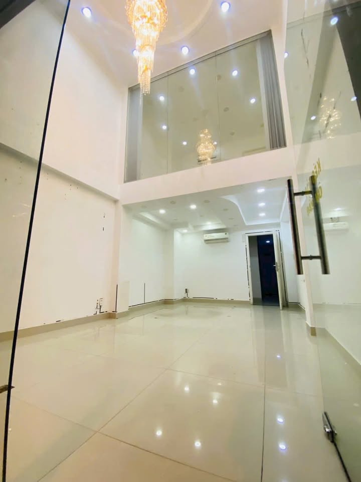 Cho thuê mặt bằng đẹp tại Cách Mạng Tháng 8, Quận 10, 58m² - Vị trí trung tâm, thuận tiện kinh doanh!