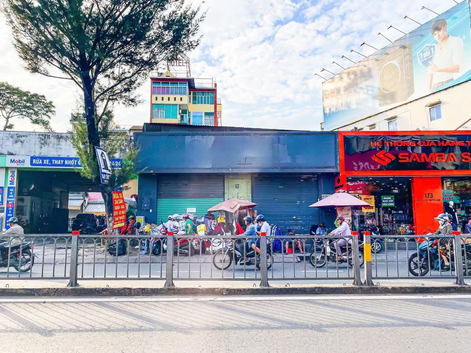 Cho thuê nhà 2 mặt tiền Nguyễn Oanh + Lê Hoàng Phái, Quận Gò Vấp, 300m² - Vị trí đẹp, kinh doanh thuận lợi!