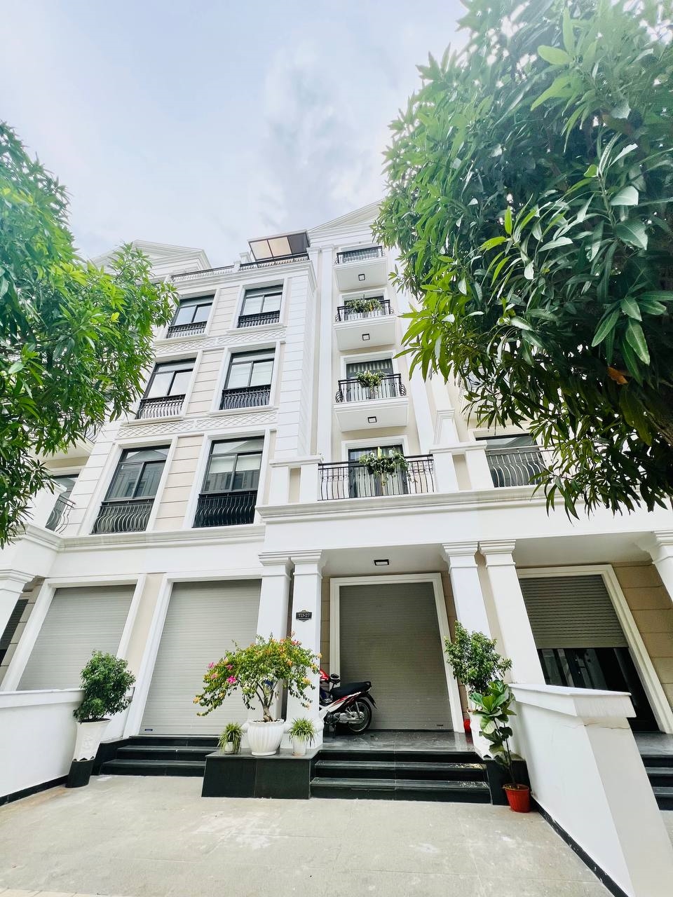 Nhà phố Vinhomes Grand Park cho thuê 5 tầng thang máy 162m² giá 45 triệu - Phù hợp kinh doanh, ở gia đình!