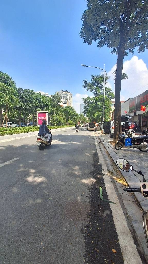 Nhà mặt phố Lạc Long Quân 103m² giá 10.8 tỷ - Cơ hội đầu tư hiếm có!