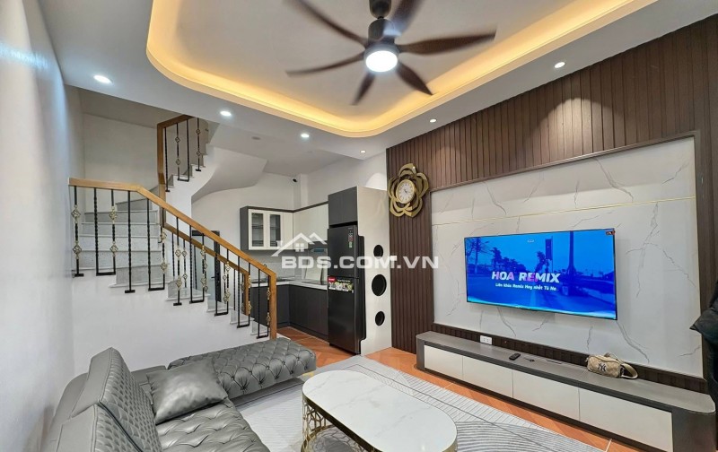 Nhà Đẹp Ở Tân Mai, Hoàng Mai 23m² giá 6.6 tỷ - Gần phố, ô tô vào tận nơi!