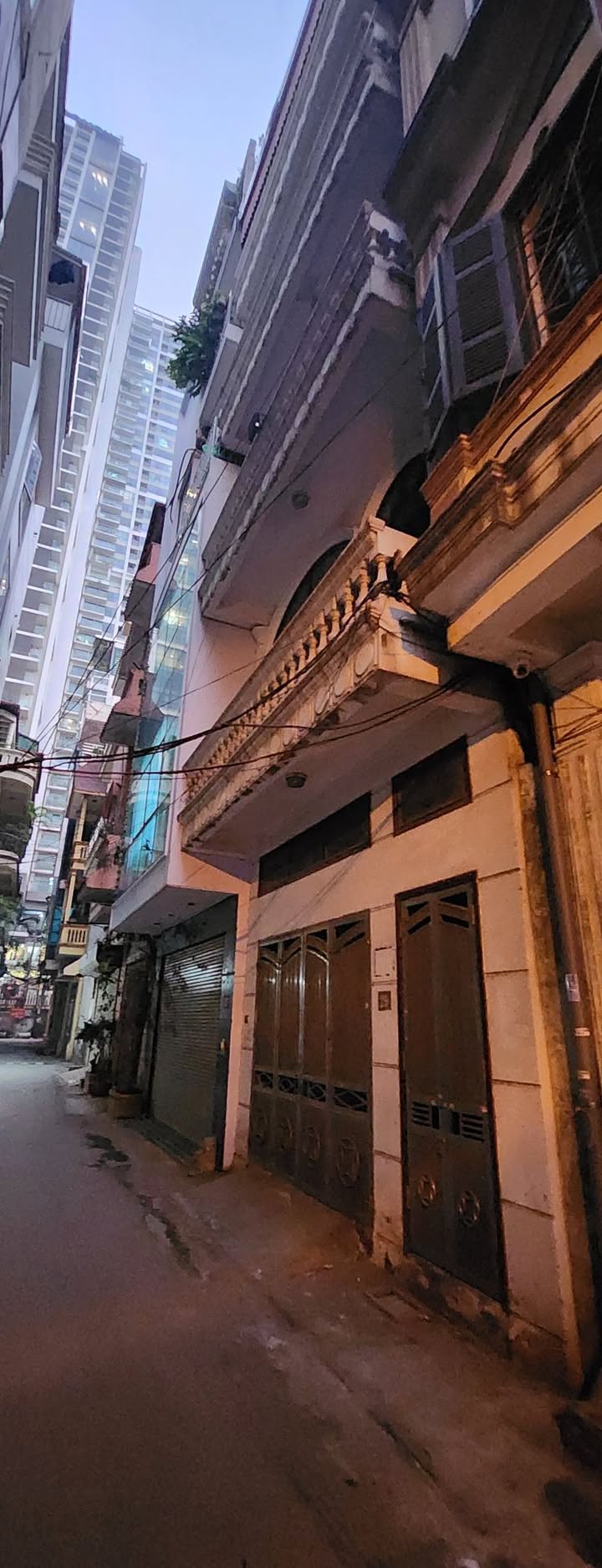 Nhà phố Khuất Duy Tiến 61m² giá chỉ hơn 2 tỷ - Full nội thất, sẵn sàng vào ở!