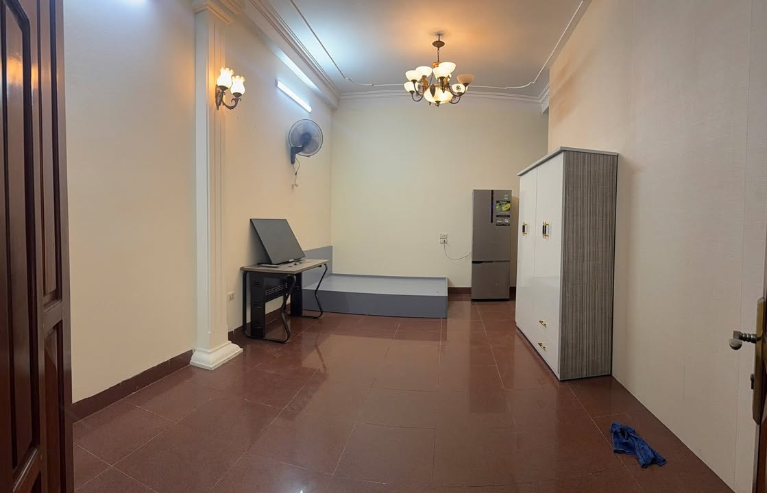 Nhà riêng cho thuê tại Nguyễn Khang, Cầu Giấy 40m² giá 5.5 triệu - Sân cổng riêng ô tô đỗ cửa!