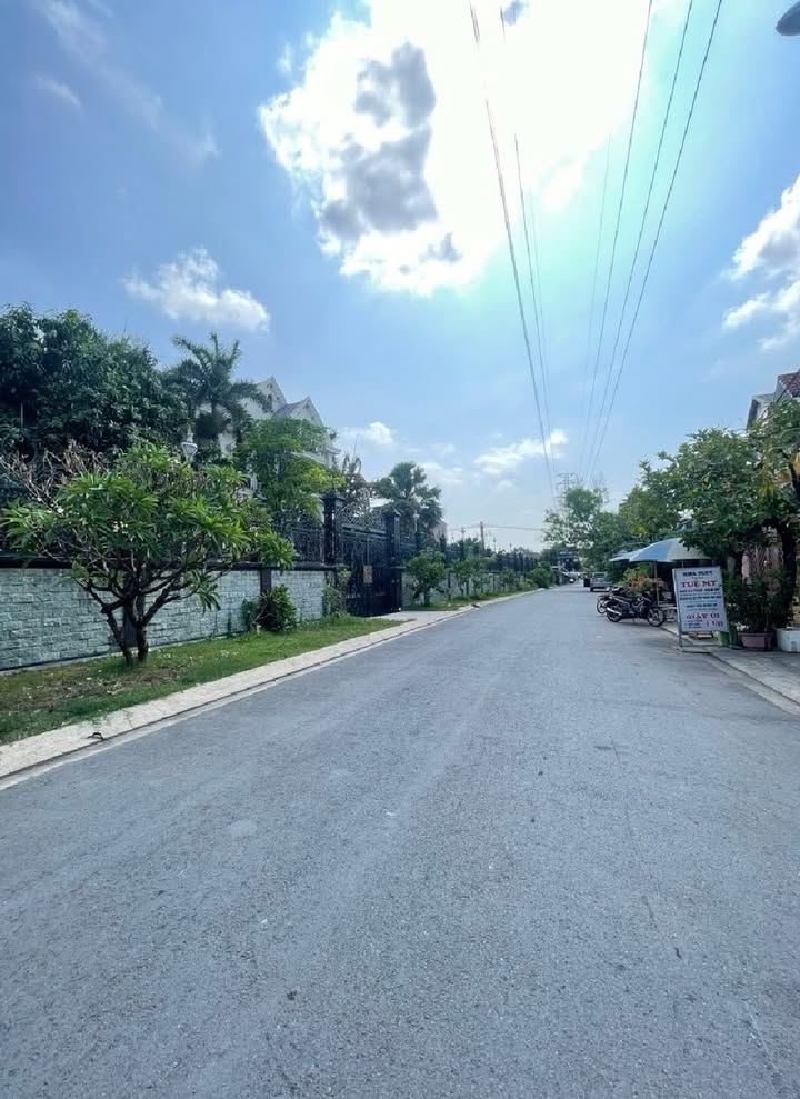 Biệt thự góc 2 mặt tiền Lê Văn Lương 214m² giá 17 tỷ - Thiết kế hiện đại, cực đẹp!