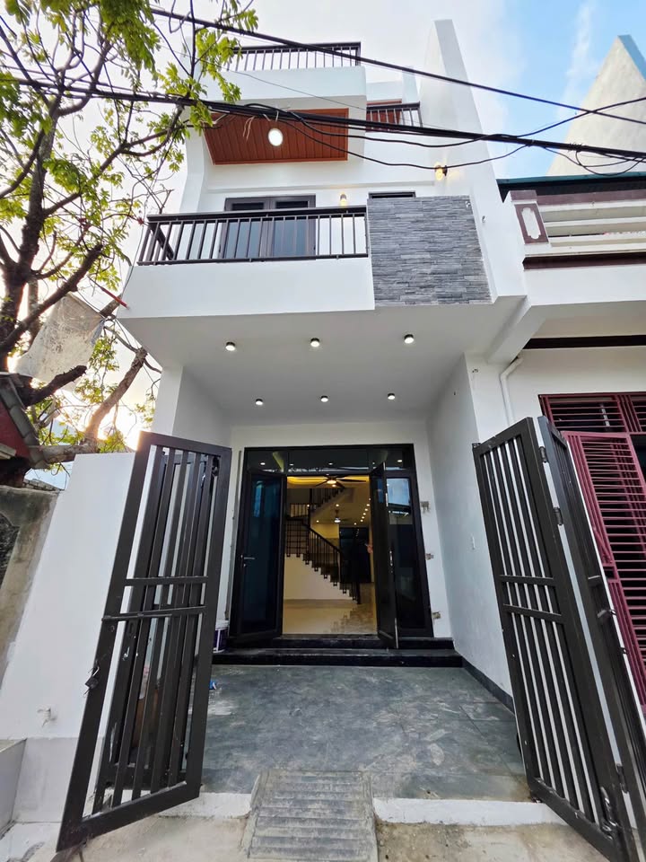 Căn nhà 3 tầng phố Lê Công Khai, 76m² giá 4 tỷ - Nơi an cư lý tưởng!