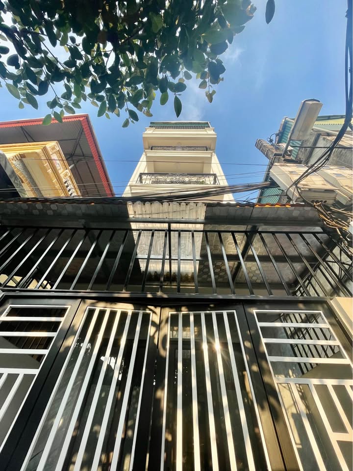 Nhà đẹp Thạch Bàn Long Biên 40m² giá 7.7 tỷ - Full nội thất lung linh!