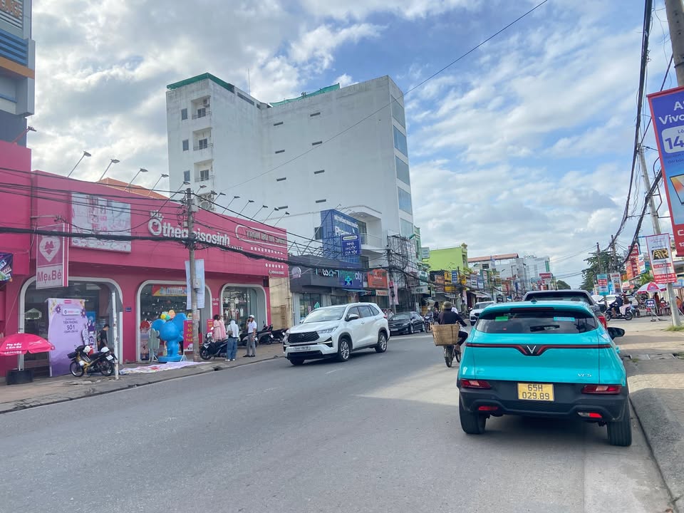 Nhà mặt tiền đường Cách Mạng Tháng Tám, 90m² chỉ 15 triệu - Kinh doanh sinh lời ngay!