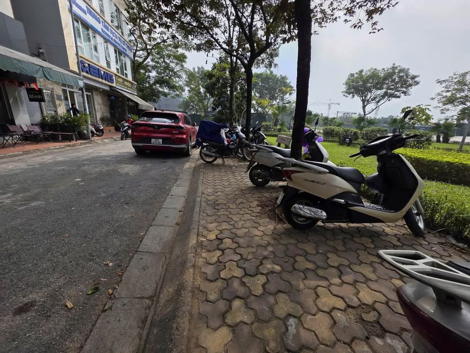 Cho thuê tòa nhà lô góc tại Việt Hưng - 100m² - Kinh doanh cafe, văn phòng tuyệt vời!