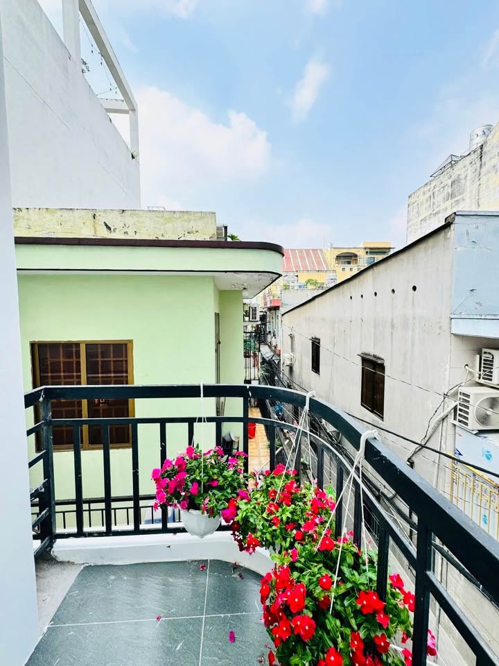 Nhà 3 tầng Khu ẩm thực Phan Xích Long 26m² giá 6.95 tỷ - Tặng nội thất cao cấp!