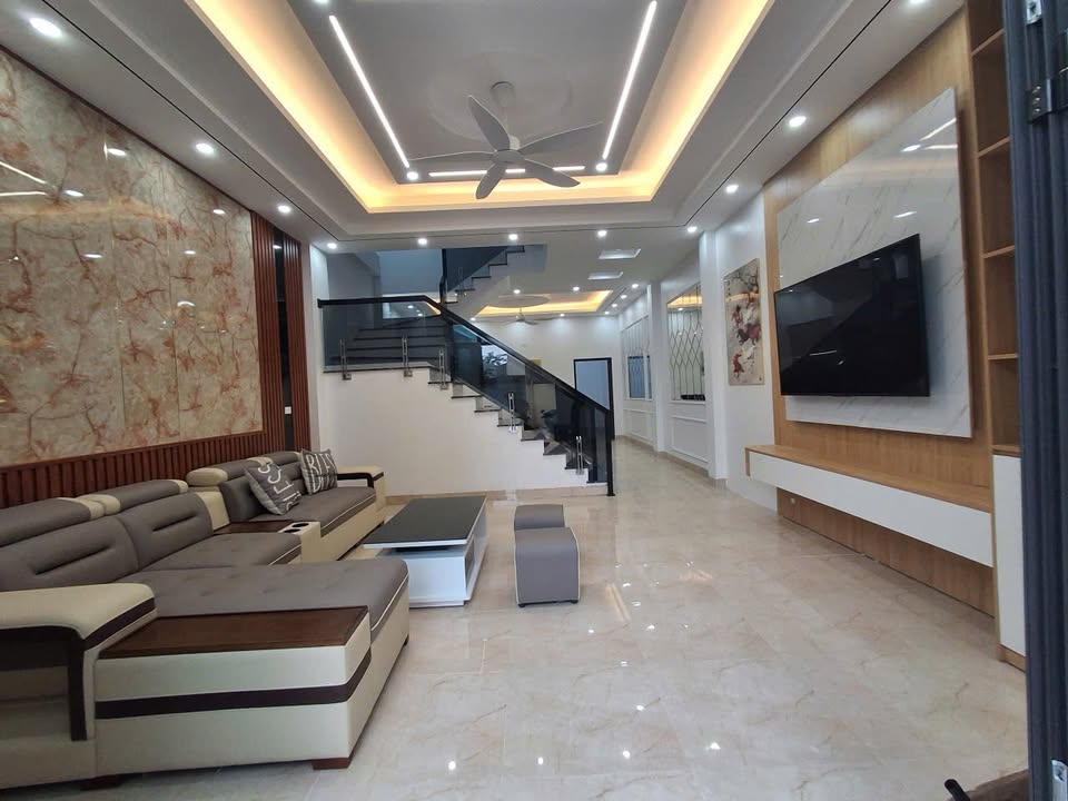 Nhà 3 tầng đường Trương Hán Siêu, Ninh Bình 95m² giá 5 tỷ - Thiết kế thông minh, sân để xe rộng rãi!