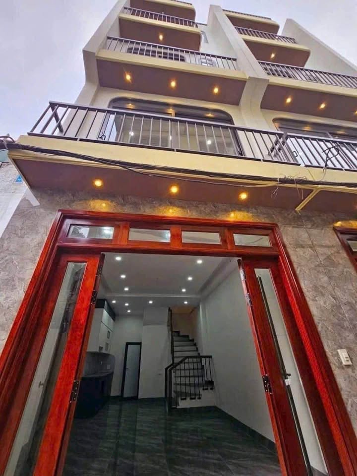 Nhà đẹp Thạch Bàn 35m² giá 6 tỷ - Thiết kế hiện đại, sẵn sàng ở ngay!