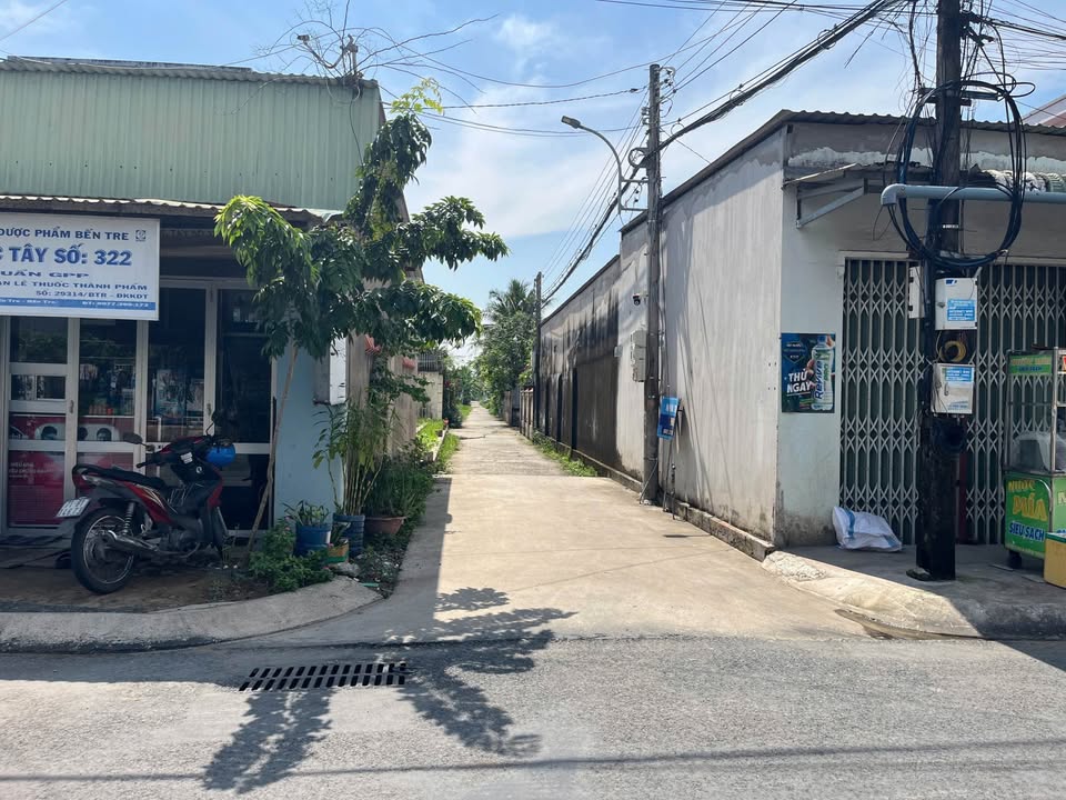 Bán nhà cũ mặt tiền hẻm thông xe 212m² tại phường Bến Tre, Vĩnh Long - Giá 1.28 tỷ