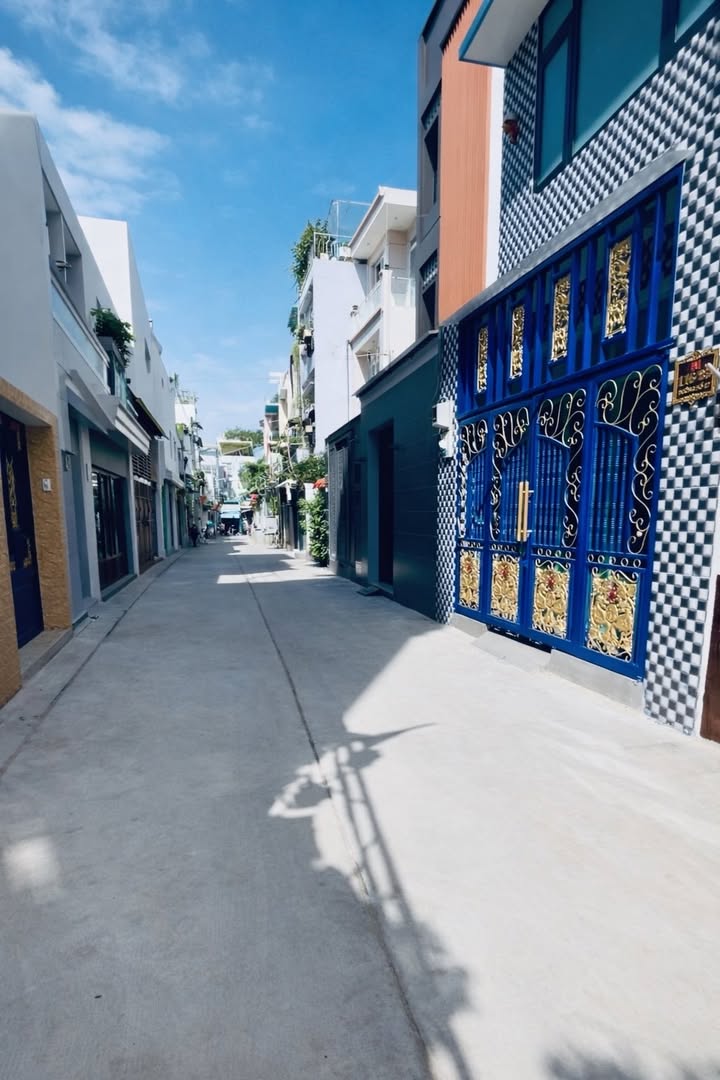 Nhà 2 tầng 41m² đường Số Tân Thuận, quận 7 giá 5 tỷ - Sân xe rộng, gần trường học!